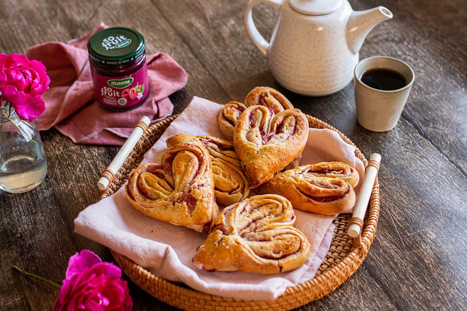 Brioche au lait végétal, confiture de framboises en forme de cœur