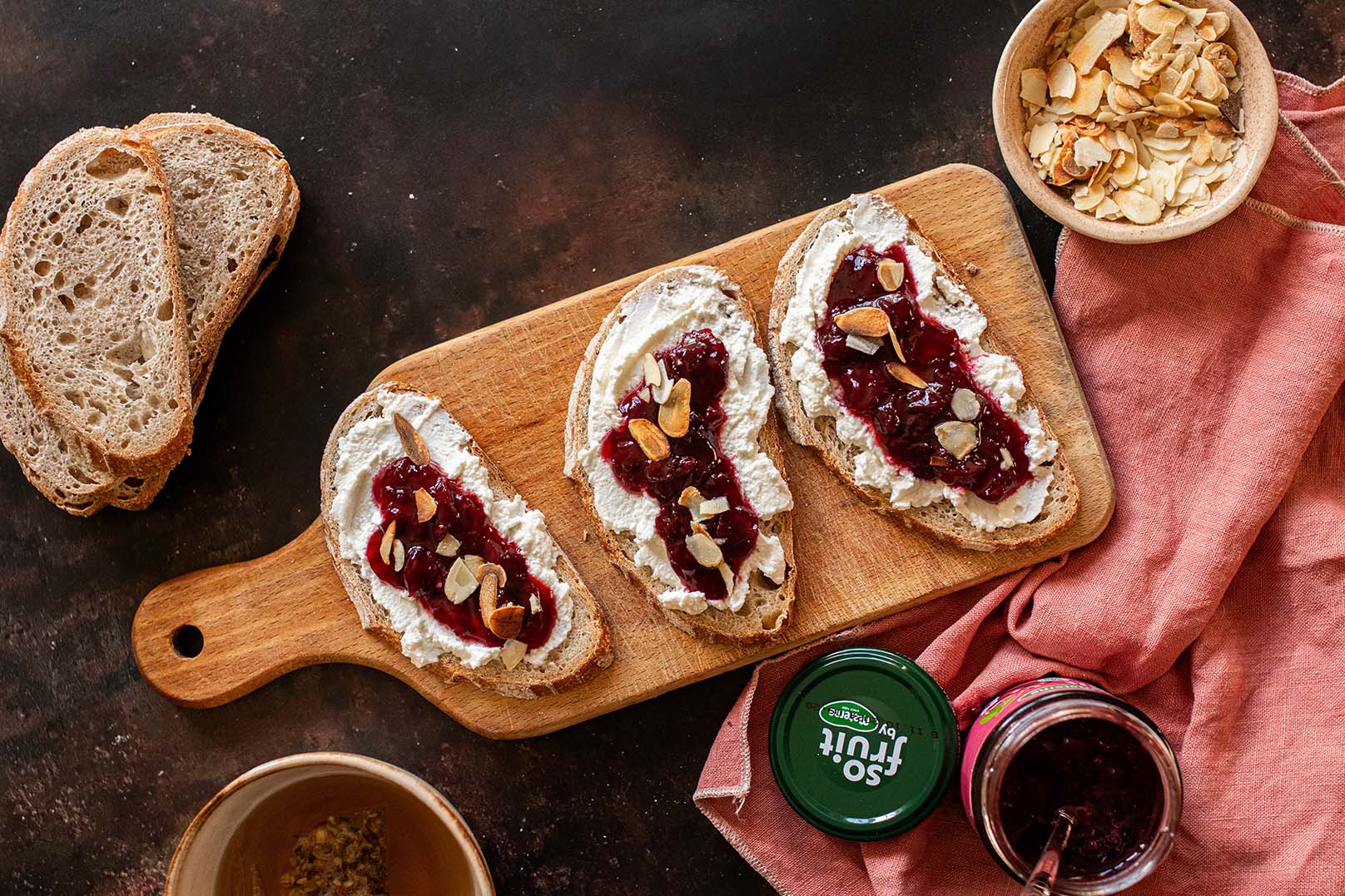 Toast ricotta sucrée, confiture de cerises et amandes grillées