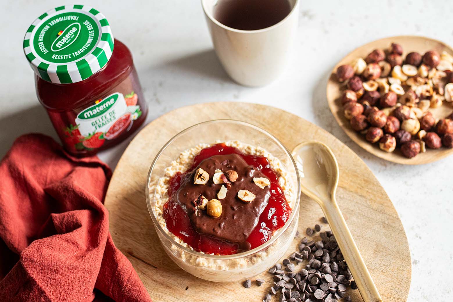 Overnight Porridge à la Fraise, Chocolat et Noisettes Grillées