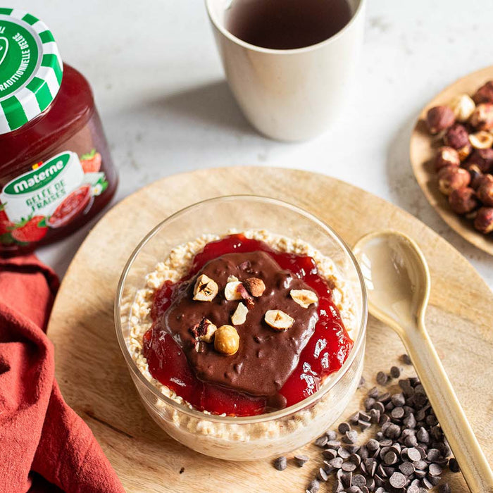 Overnight Porridge à la Fraise, Chocolat et Noisettes Grillées