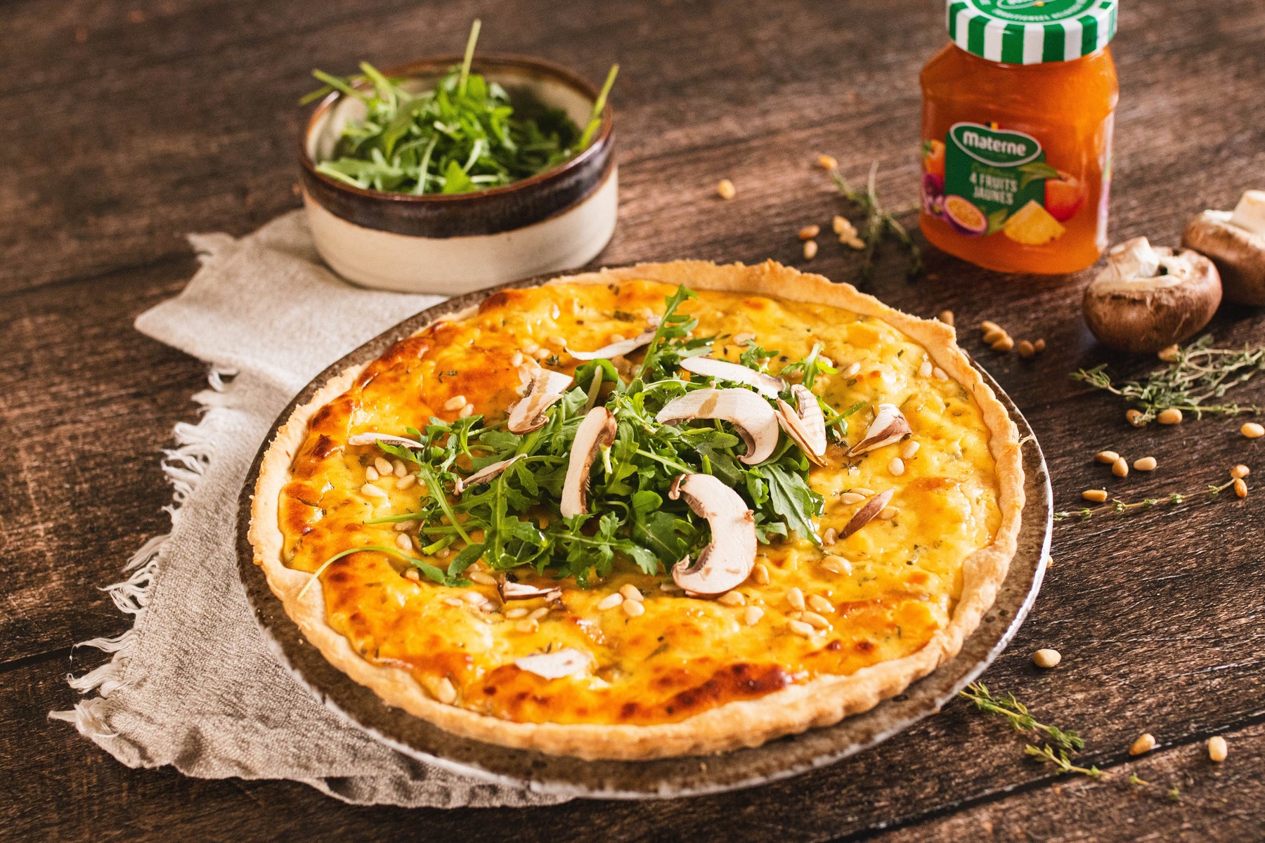 Tarte au fromage de chèvre et aux herbes, confitures de quatre fruits jaunes